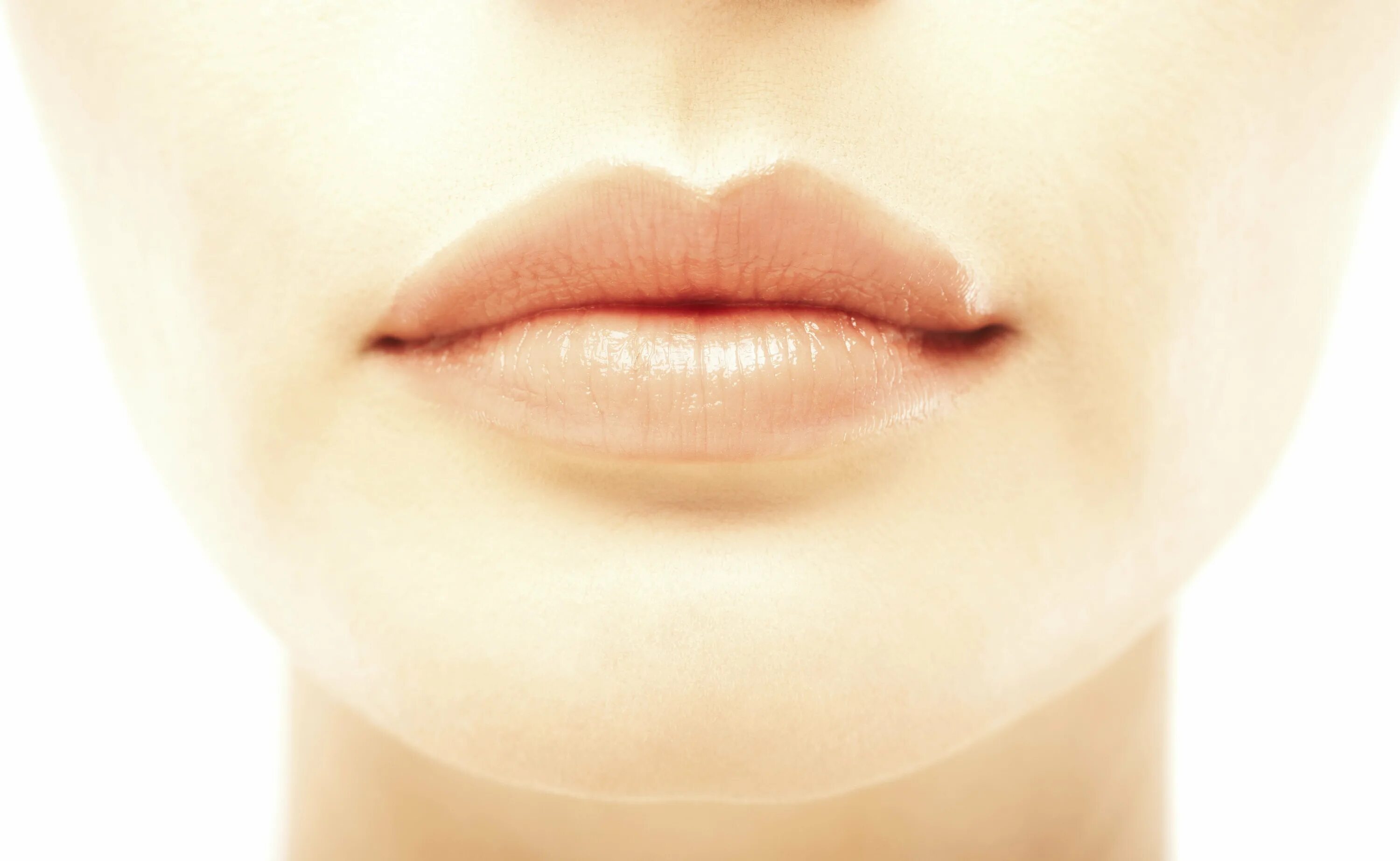 Женские губы. Губы человека. Чистые губы. Женские губы без помады. Чем увлажняет губы тренд шаблон