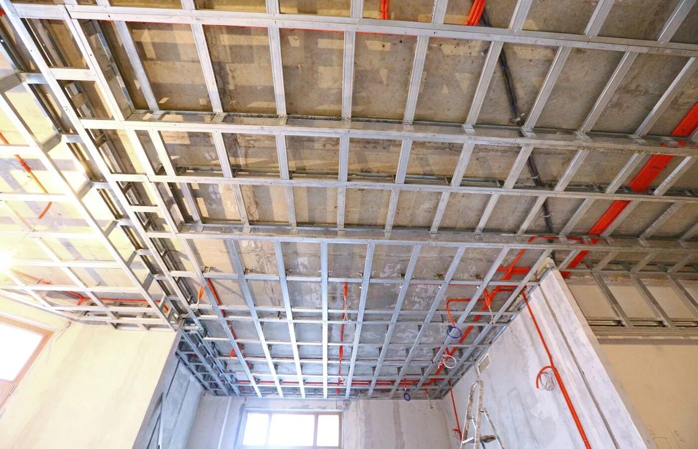 Каркас под гкл т. Каркас на потолок для панелей. Каркас подвесного потолка. Каркас для гипсокартона. Обрешетка потолка под пластиковые панели.