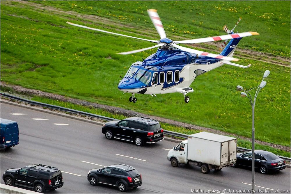 Низколетящий вертолет. Москва с вертолета. Вертолет на земле. Вертолет над дорогой.