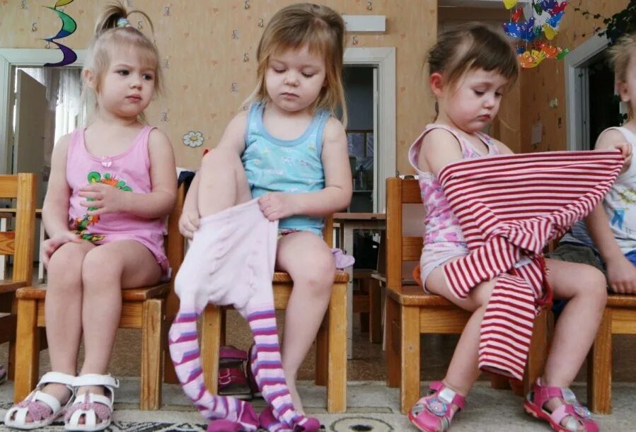 Дети иллюстрация. Сюжетные картины. Девочкааа рисунок для детей. Дети на стульчиках в детском саду. Рассказ про детский сад.