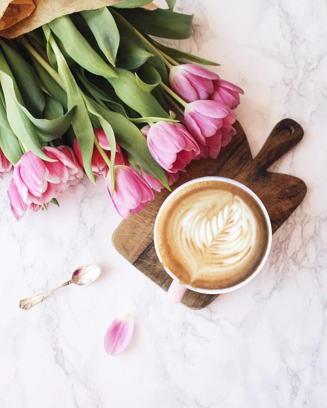 Кофе и цветы. Весенние цветы и кофе. Тюльпаны и кофе. Кофе и тюльпаны картинки