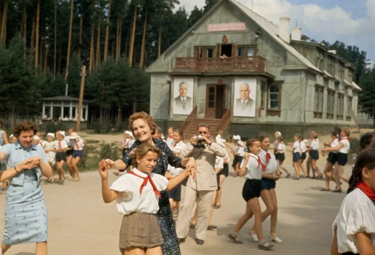 Пионерлагерь Пионерский лагерь СССР. Пионерский лагерь в СССР лето. СССР Свердловск Пионерский лагерь. Пионерский лагерь 80-е. Пионеры советских времен