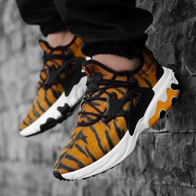 Nike tiger. Nike тигровые. nike zoom tiger принт. nike тигровые кроссовки. найк с принтом осой.