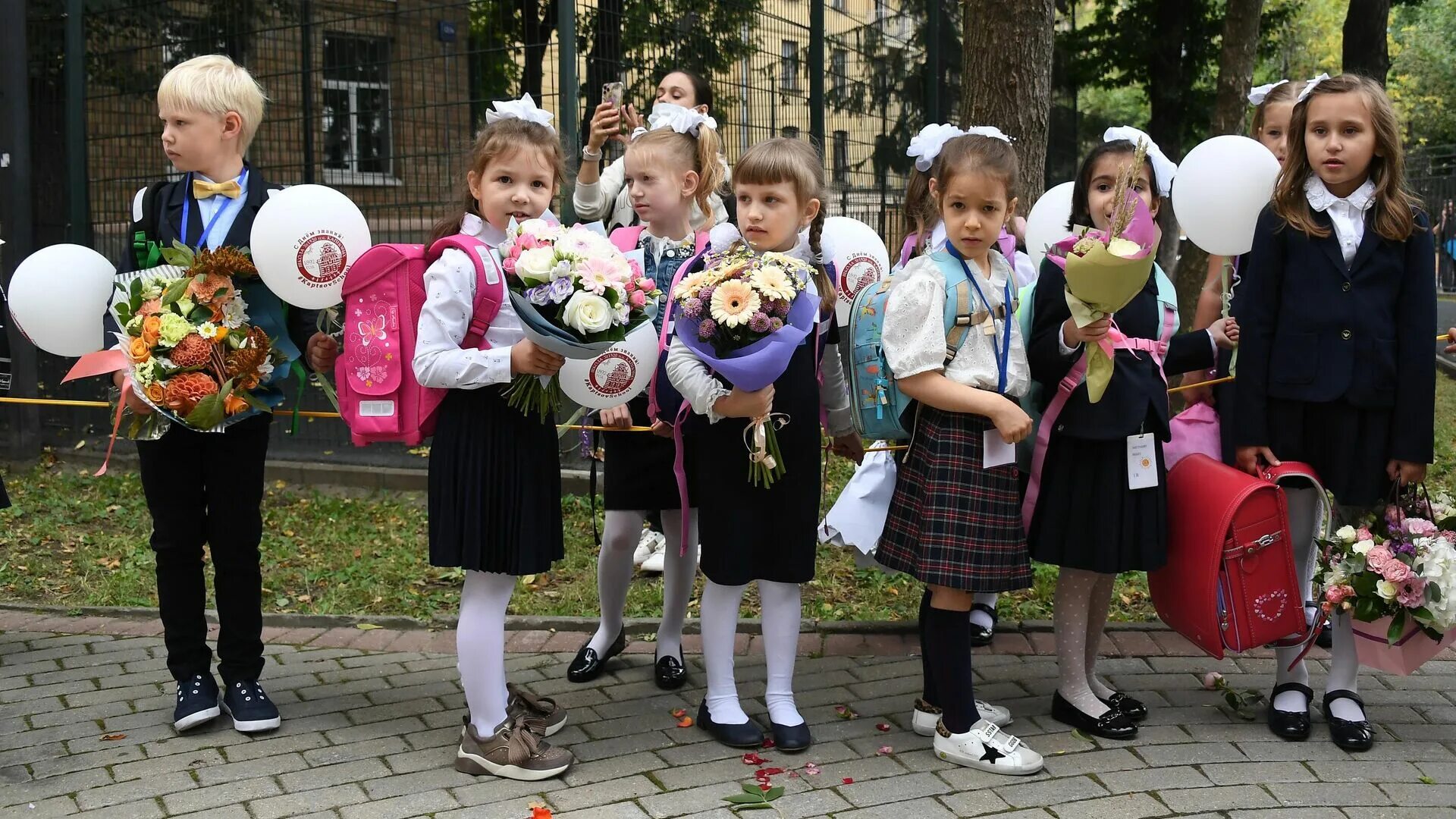 Запись в 1 класс москва. Школьная линейка. Первоклашка. Первоклашки на линейке. Школа первоклассника.