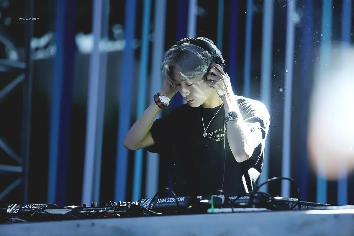 хенвон диджей. Dj h. Dj h. One hyungwon. дж в н.