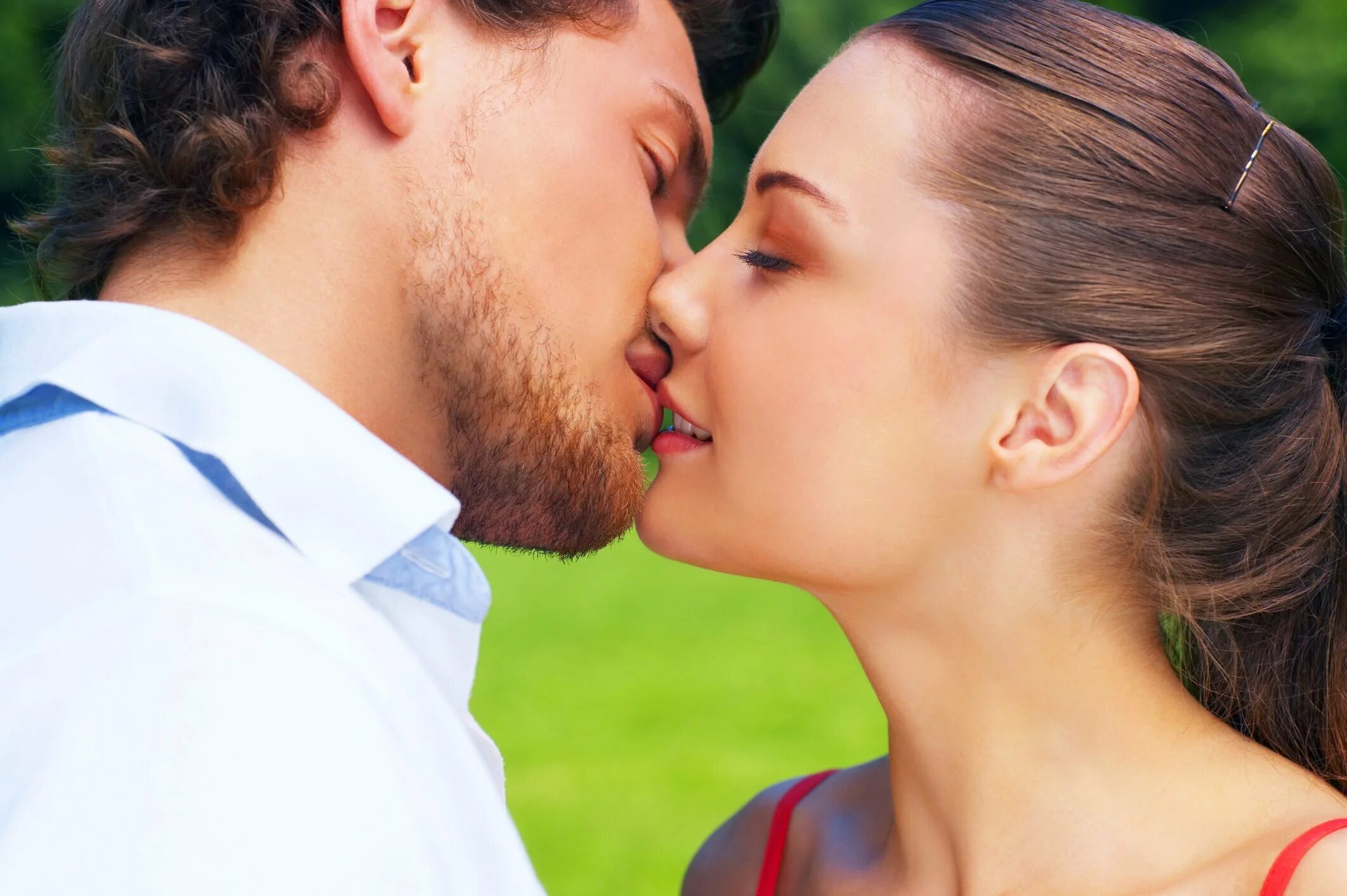 Поцелуй взасос. Красивый поцелуй. Поцеловаться с парнем. Первый поцелуй в губы.