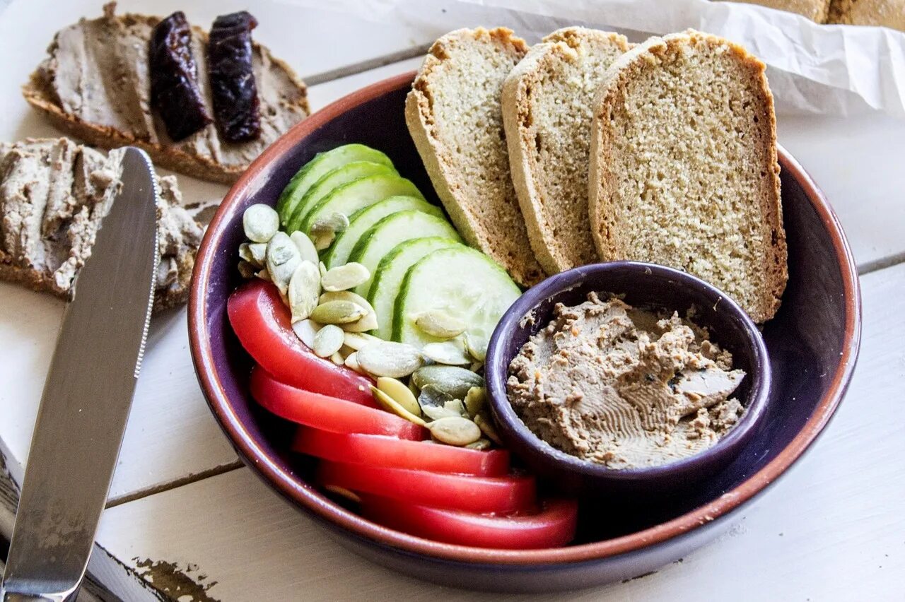 Паштет из куриной печени подача. Паштет. Паштет намазка. Глазурь для паштета из печени. Печеночный паштет с брусничным соусом.