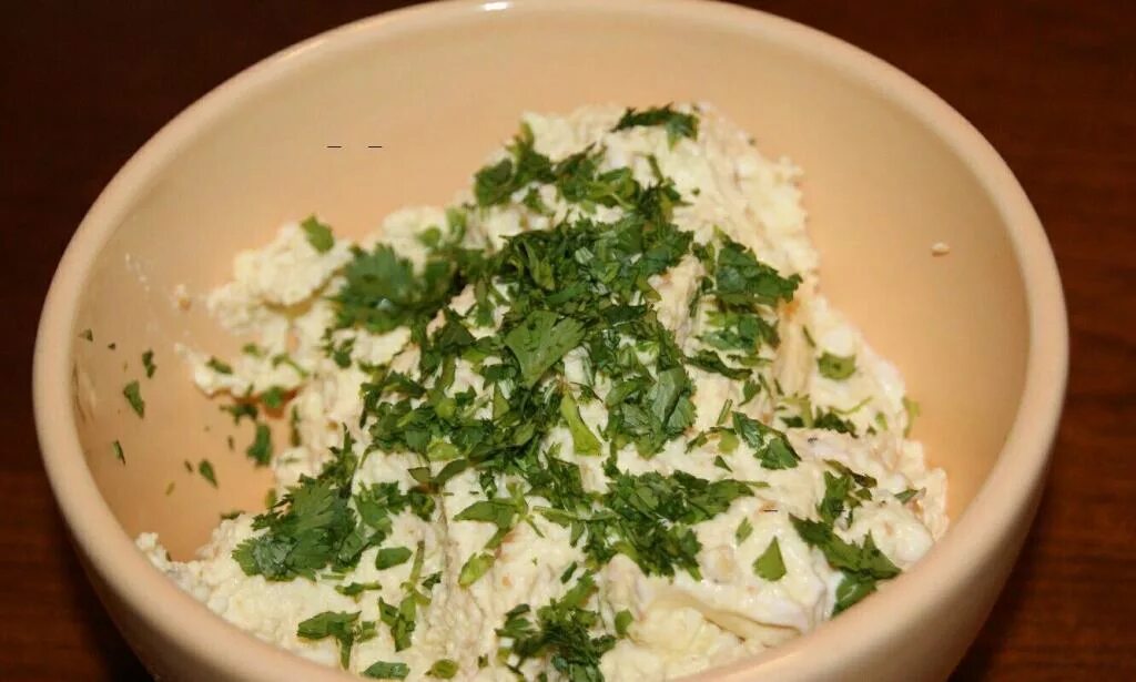 Как приготовить сыр с чесноком и яйцами. Сырный салат с чесноком. сыр с чесноком и майонезом. сырно чесночный салат. салат с сыром и чесноком.