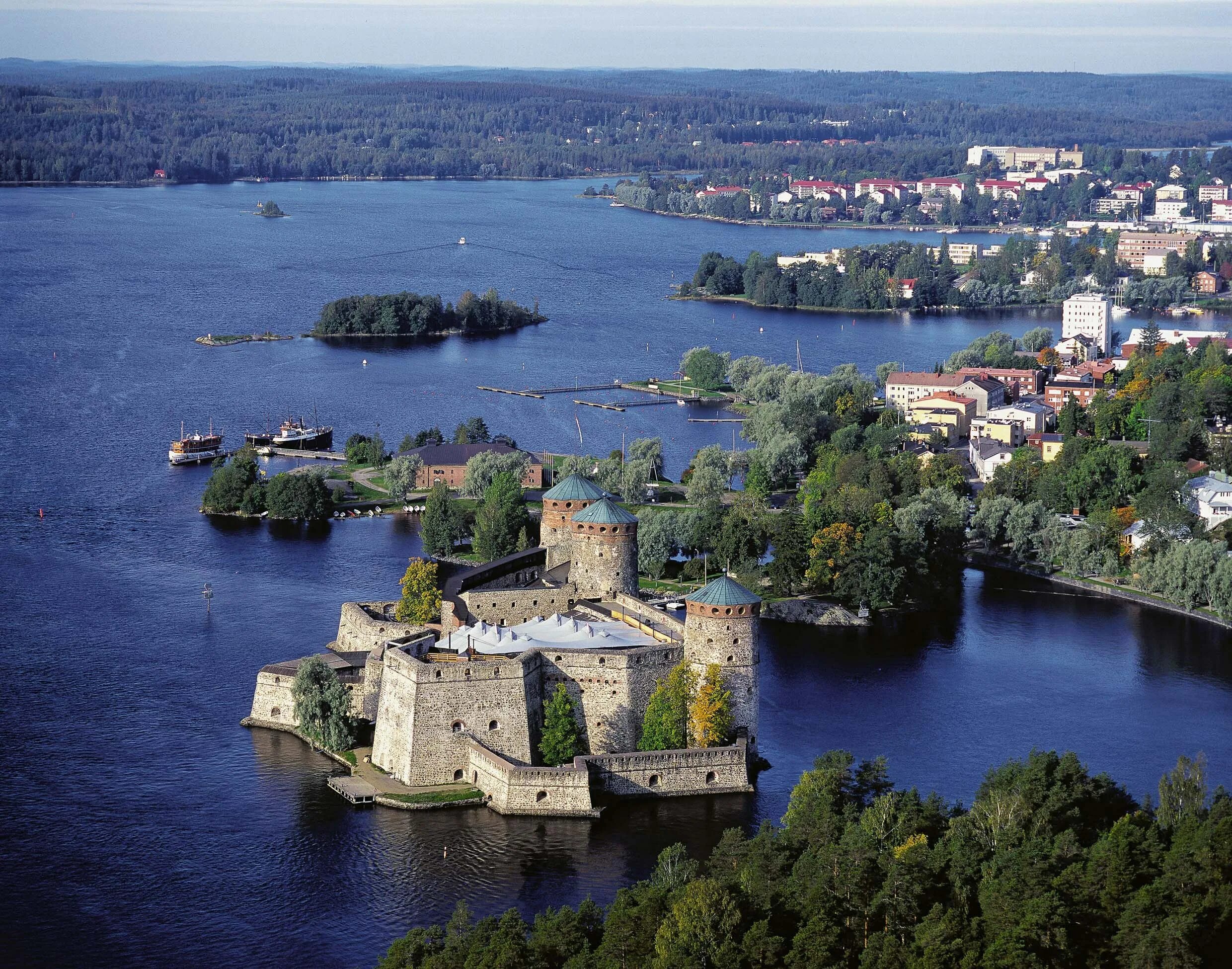 Какую страну называют страной 1000 озер. Крепость Савонлинна Финляндия. Замок Олавинлинна Финляндия. Крепость Олафсборг Финляндия. Савонлинна Финляндия достопримечательности.