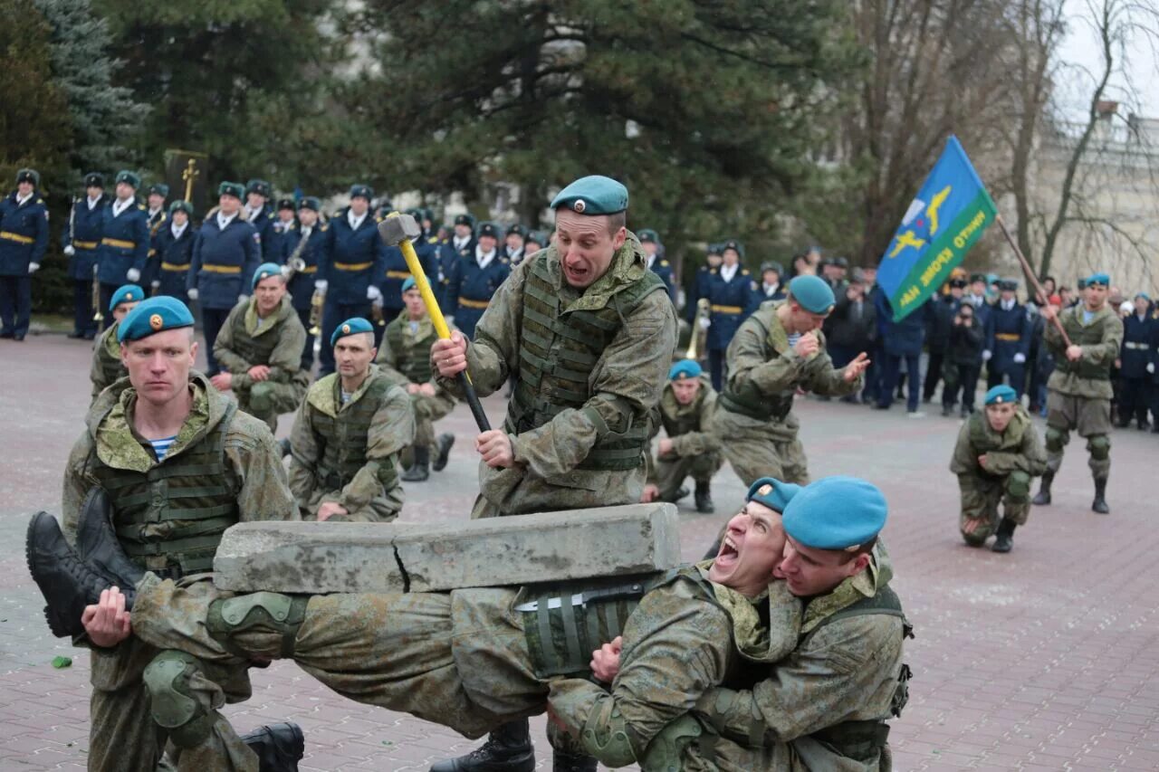 Военные в мирной жизни. Воздушно-десантные войска. Боевые десантники. Воздушно-десантные войска РФ. Десантные войска России.