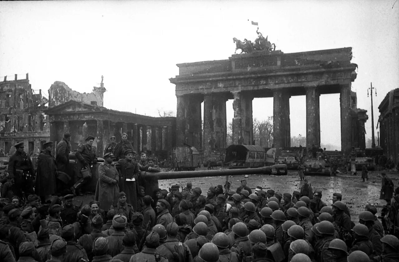 Берлин 5 мая какой год. Бранденбургские ворота Берлин 1945. Берлинцы май 1945 Берлин. Берлинбрандербурские ворота 1945. Бранденбургские ворота в Берлине 1941.