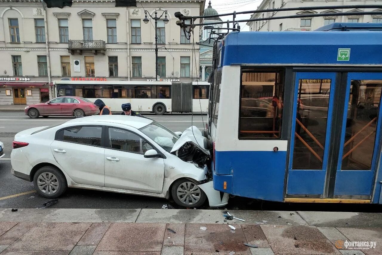 Дтп с троллейбусом. Авария на Невском проспекте в Санкт-Петербурге.