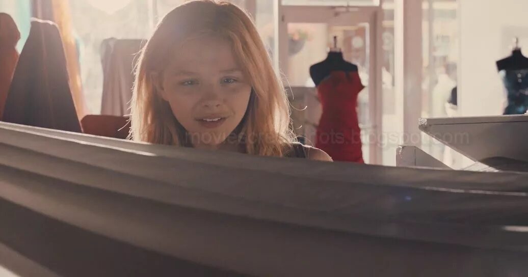 Carry gave. Подарок любимой. Поддержка пожилых людей. Помогать пожилым людям. Счастливая пара.