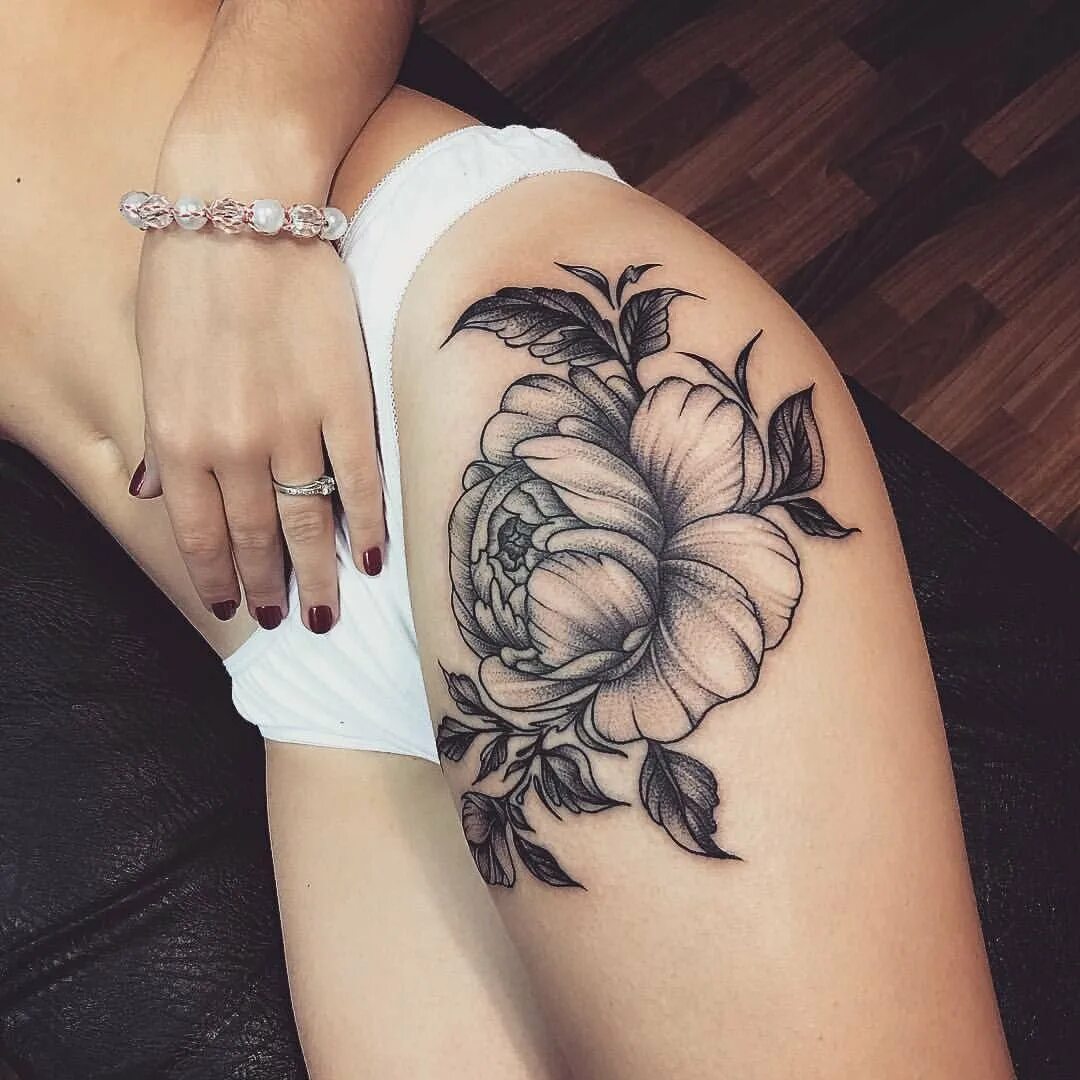 Пионы на бедре. Красивые татуировки для девушек. Тату цветы на бедре для девушек. Татуировка на бедре что означает. Тату пионы.