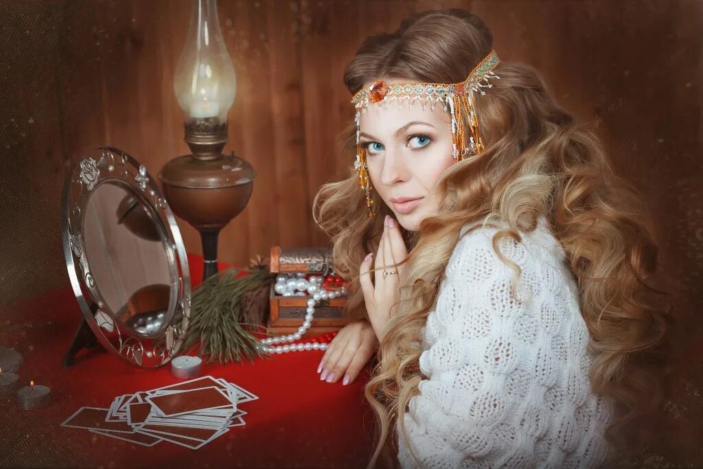 Как гадать на суженого. Святки фотосессия. Гадание на новый год на имя суженого. Погадать на имя суженого. Волшебство в святки.