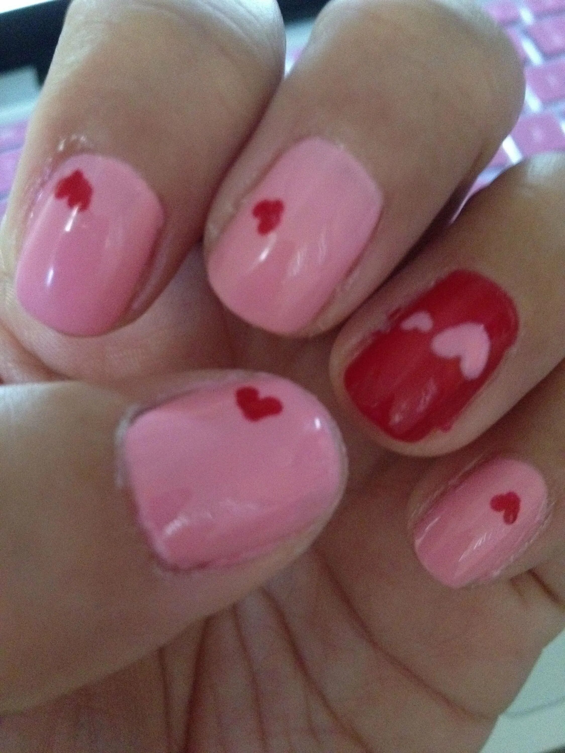 Розовый маникюр с сердечками. Маникюр розового цвета с сердечками. Розовый маникюр с сердечками. Розовые ногти с сердечком. Розовый маникюр с сердечками.