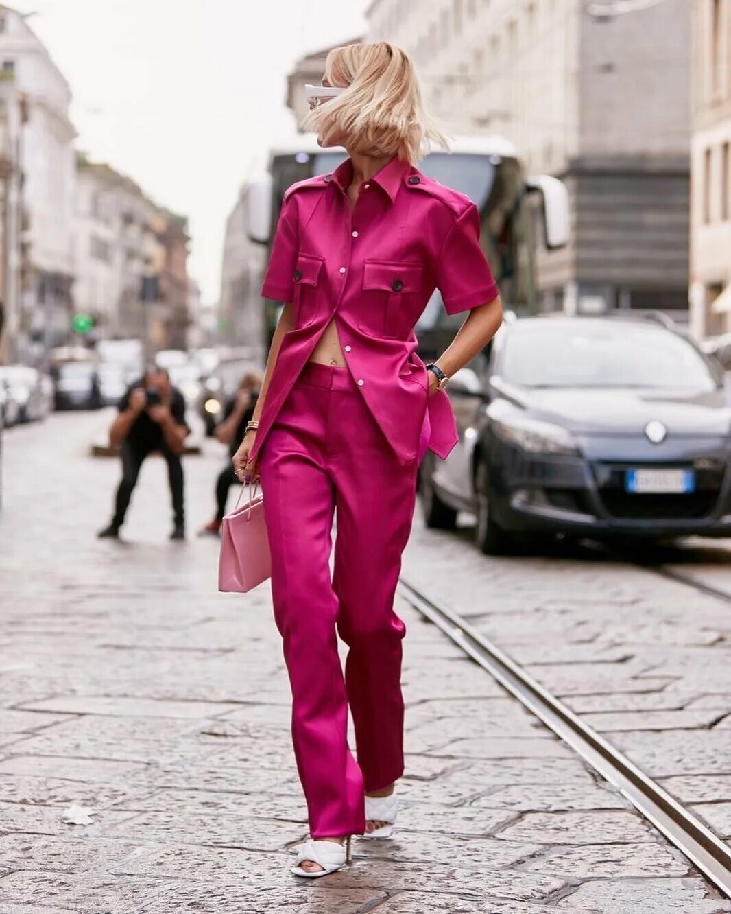 Какие цвета в моде 2024 году одежде. Розовый стритстайл. Цвет фуксия в одежде. Образы в розовом цвете. Мода.