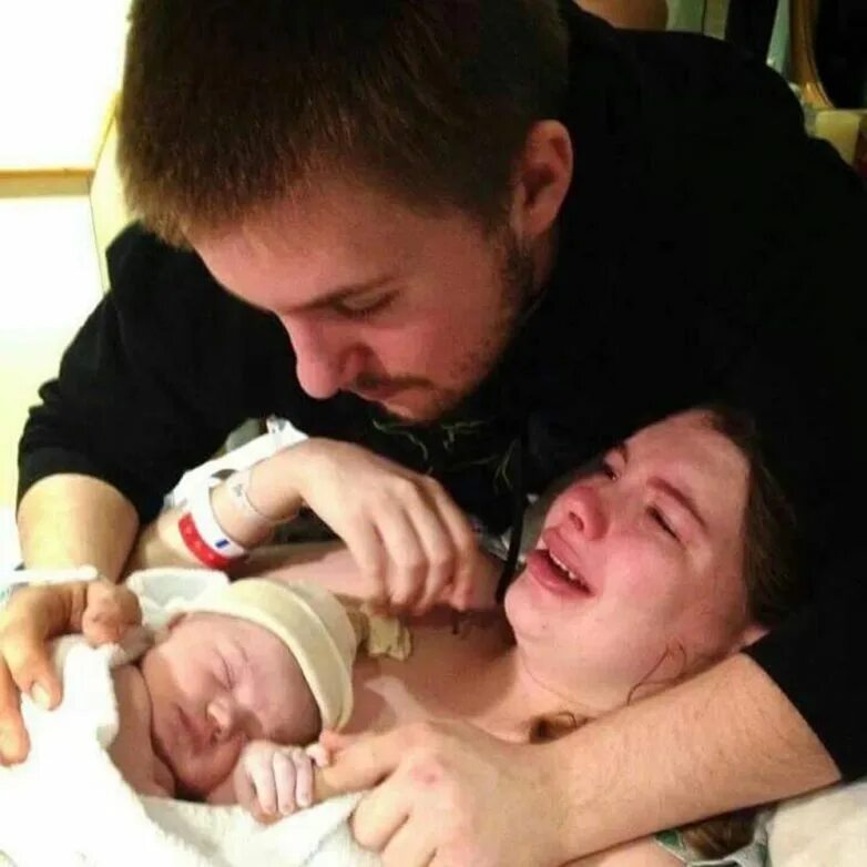 отцы и дети. первые раз с отцом. трогательный момент. первая встреча с папой. первые раз с отцом.