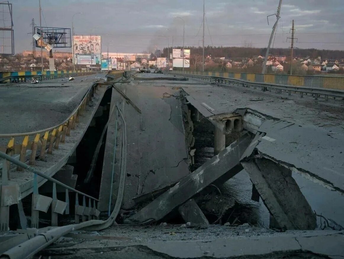 Какой мост разрушился. Взорванный мост под Киевом 2022. Разрушенный мост. Сломанный мост. Разрушенные мосты на Украине.