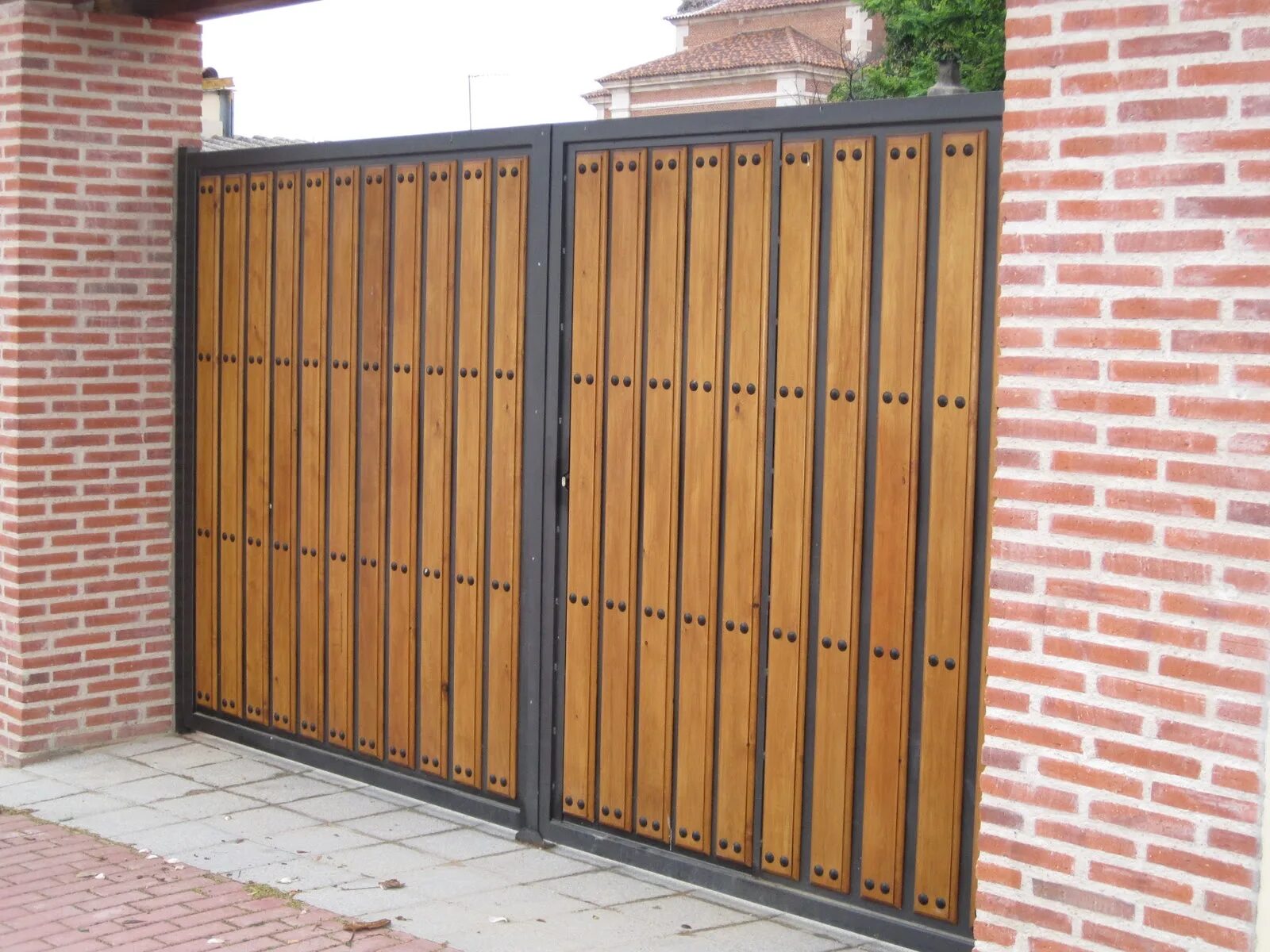 Откатные ворота обшитые деревом. Ворота деревянные распашные. Обшивка ворот. Откатные ворота 4500. Деревянные раздвижные ворота.