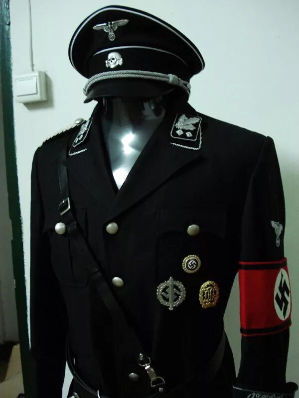 Можно ли сс. Hugo Boss форма вермахта. Униформа СС Hugo Boss. Форма SS офицера. Форма СС гестапо.
