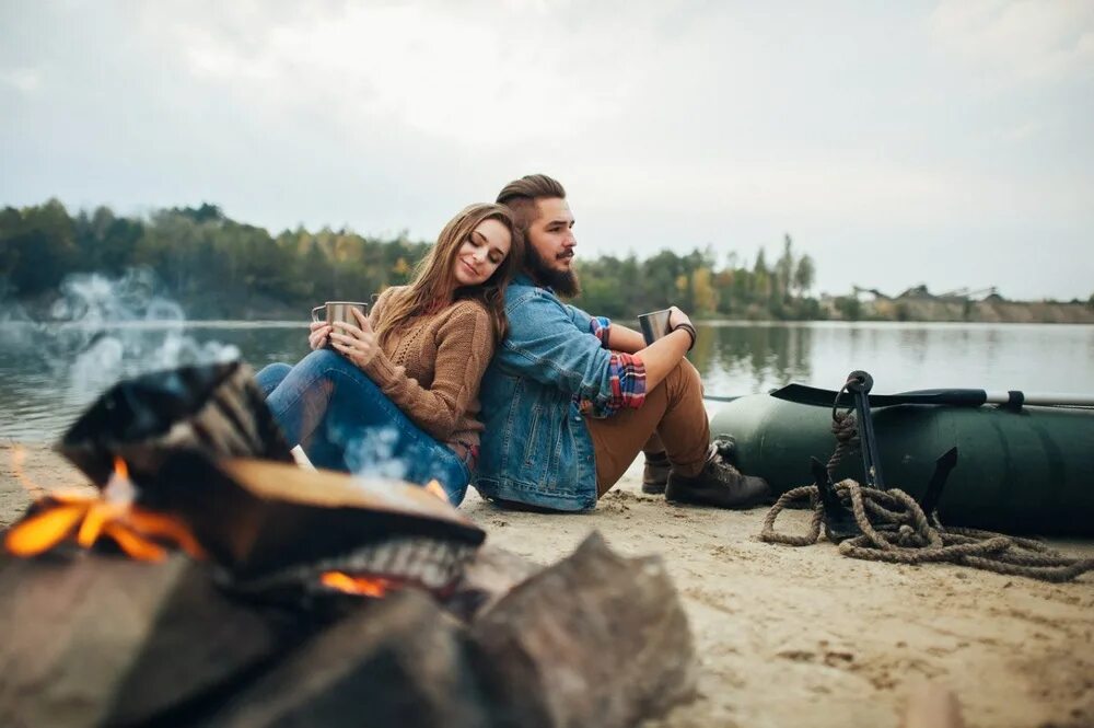 На природе с любимым человеком. Фотосессия пары. Фотосессия на берегу озера. Влюбленные на природе. Романтическая фотосессия на природе.