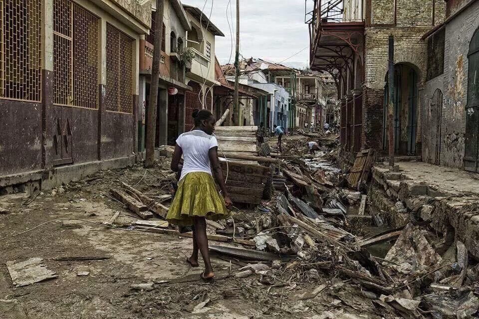 Самая бедная страна 2024. Порт-о-Пренс Гаити. Гаити фавелы. Порт-о-Пренс Гаити трущобы. Ураган Мэтью на Гаити.