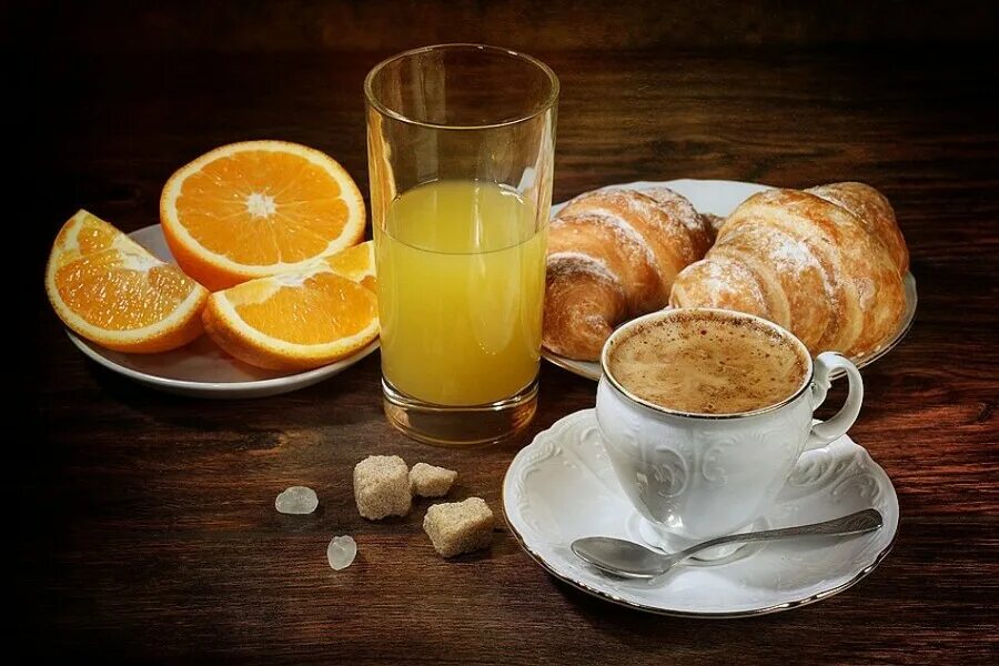 Кофе с апельсиновым соком. Чай и кофе. Кофе с лимоном. Круассан кофе апельсиновый сок. Апельсиновый сок на завтрак