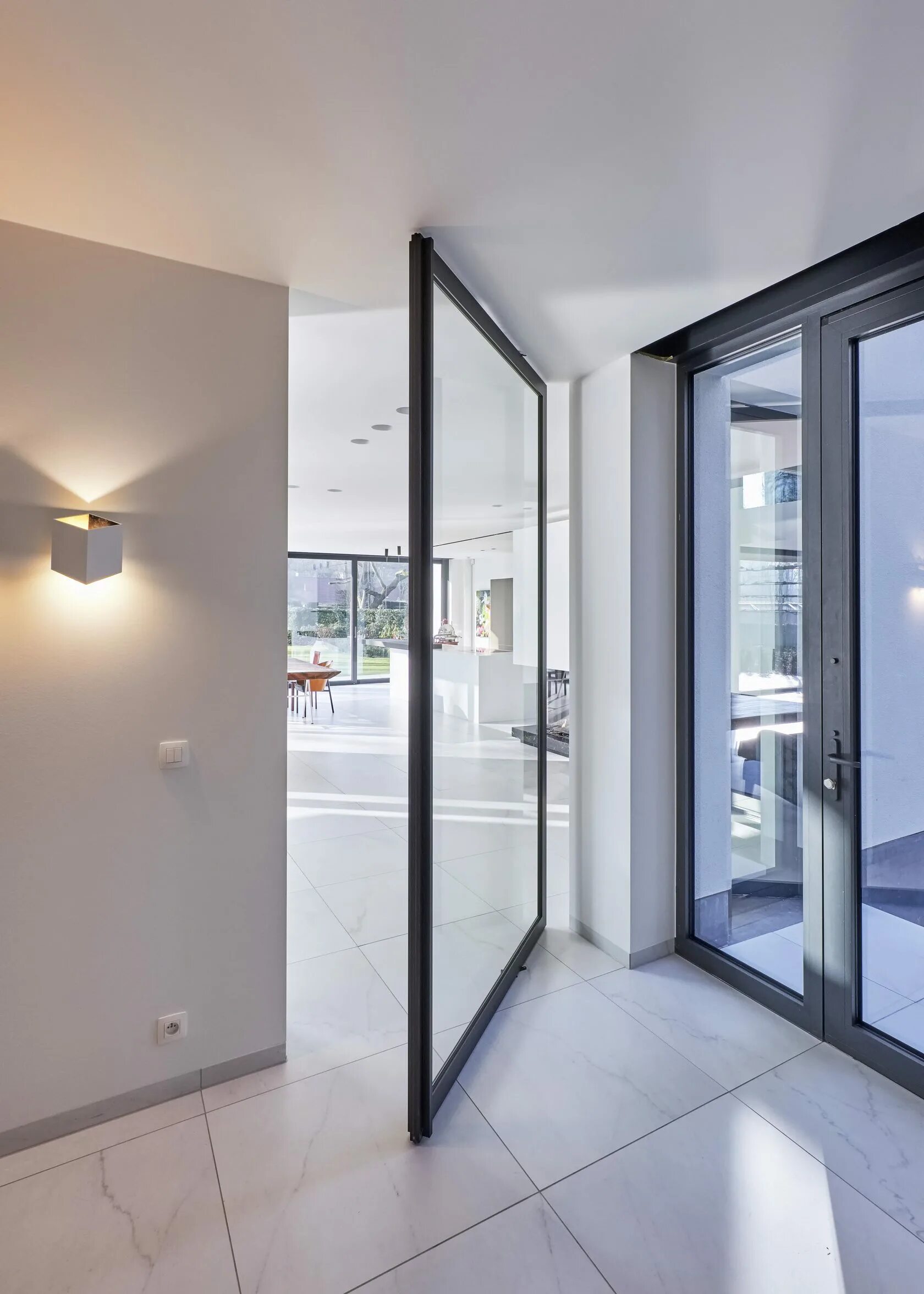 Ремонт стеклянных дверей. Reynaers Pivot Doors. Двери пивот входные. Reynaers Pivot Doors ручка. Алюминиевые стеклянные двери Stealth Pivot.