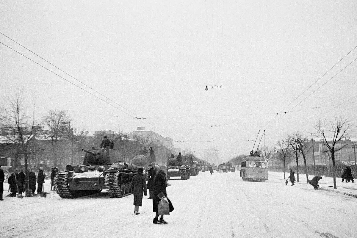 Москва летом 1941. Ленинградское шоссе 1941 год. Шоссе Москва Ленинград 1941. Москва в военные годы 1941 1945. Москва ноябрь 1941 года Лидина.