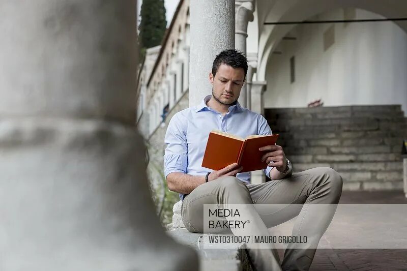 аудиогид путешествие. фотографии со смартфона на компьютер. мобилография реклама. смартфон лежит на столе. мобильная фотография книга.