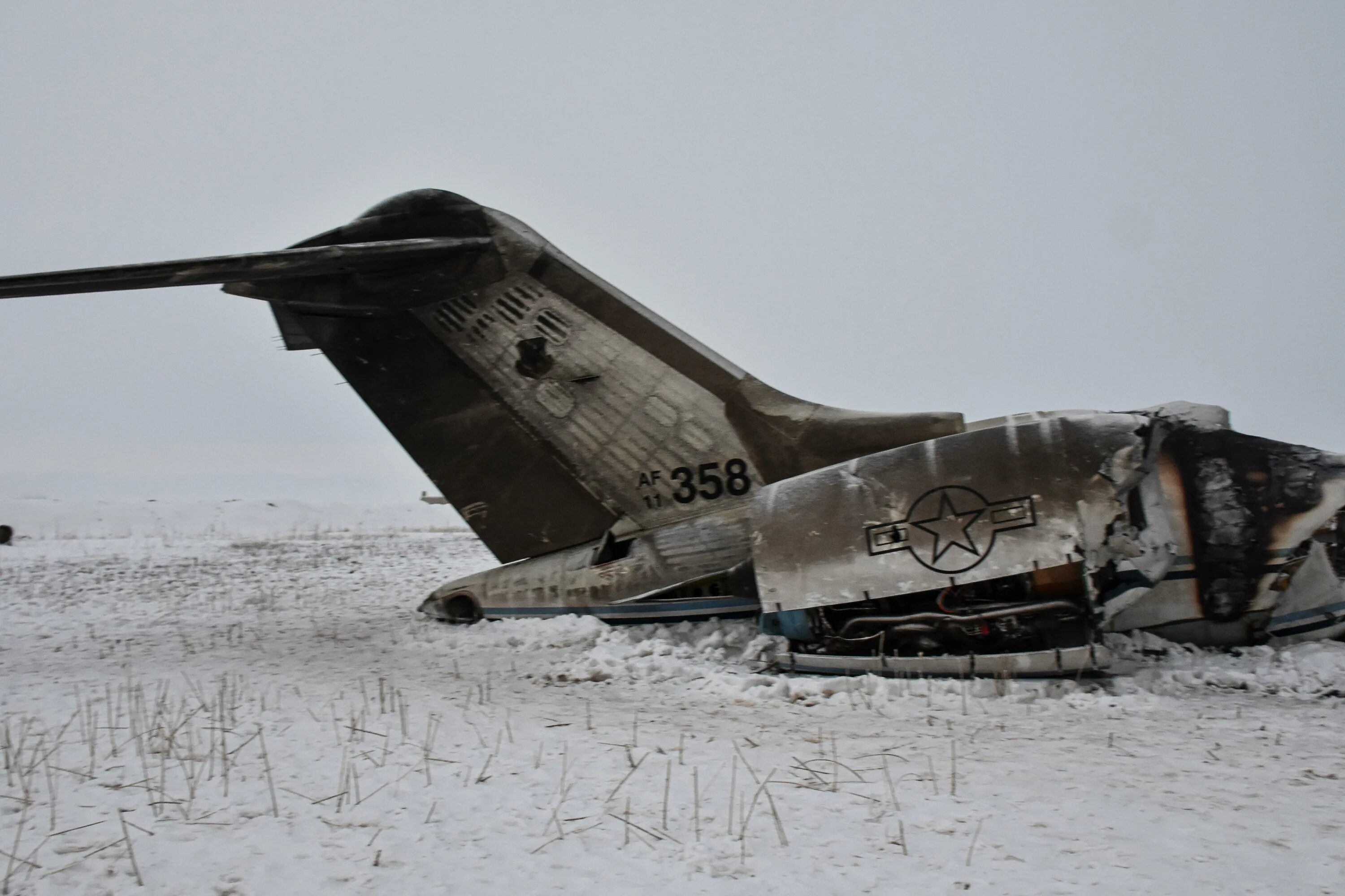 Разбился военный самолет. Подбитый самолет ан12 в Афганистане. Крушение Боинга 747 в Афганистане.