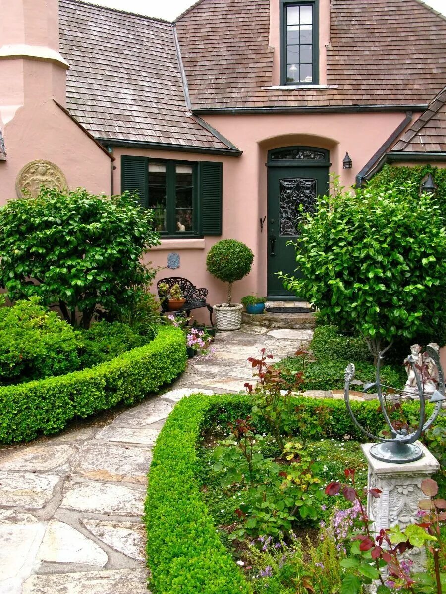 Лучшие дома с садами. Ландшафта стиль Тюдоров (английский Ренессанс). Сад в коттеджном стиле. Красивый домик с садом. Ландшафт сада.