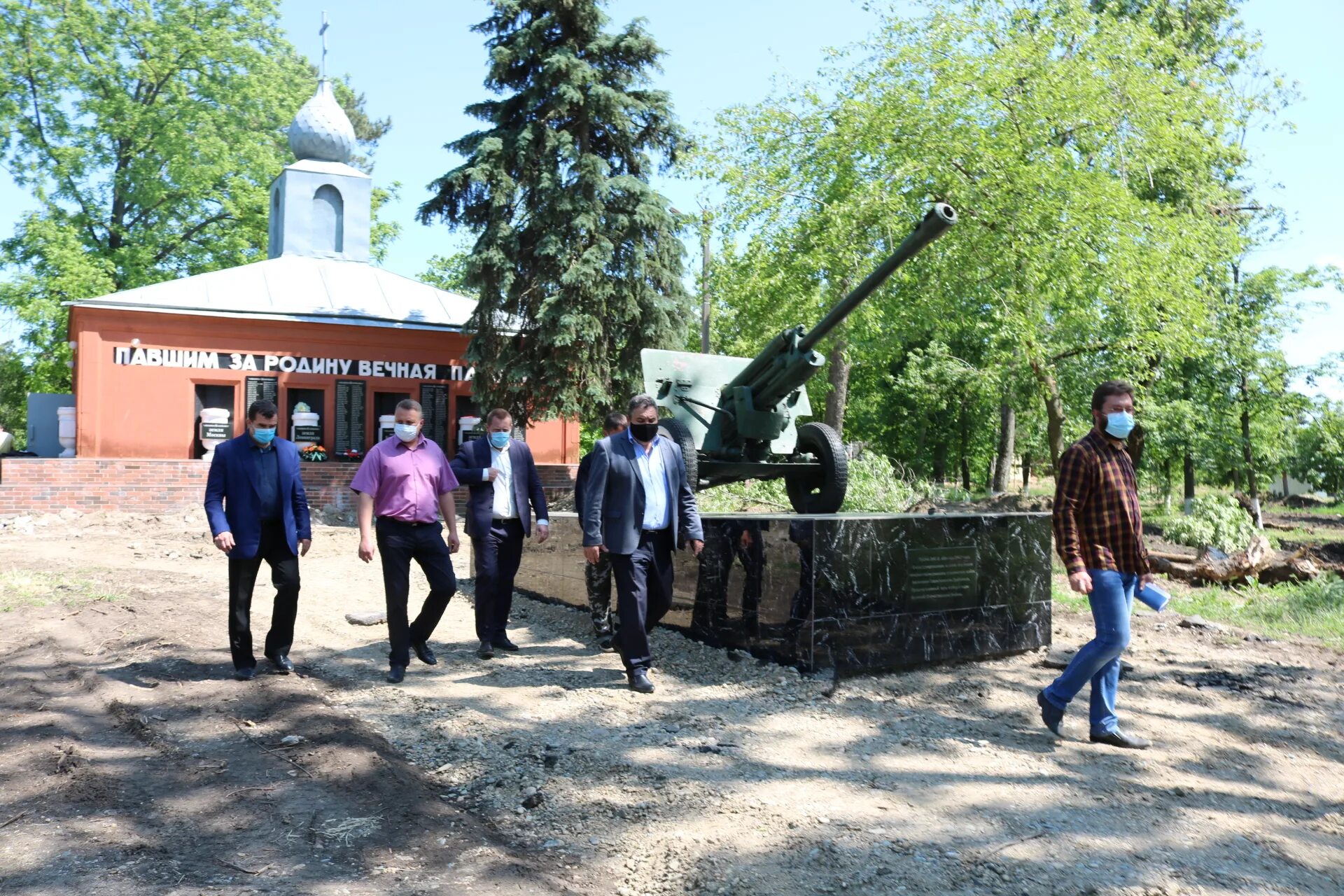 Погода новомышастовская красноармейского на неделю. Памятники станицы Старонижестеблиевской. Новомышастовская парк. Администрация Старонижестеблиевская. Станица Старонижестеблиевская парк.