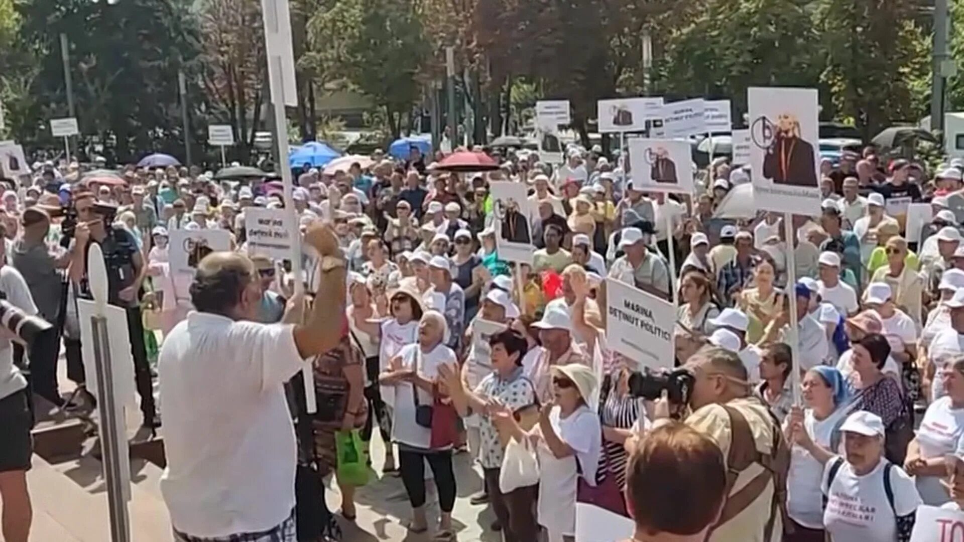 Новости молдовы сегодня за 24. Протесты в Молдове сейчас. Протестующие. Митинг с плакатами. Митинг в Крыму сегодня.