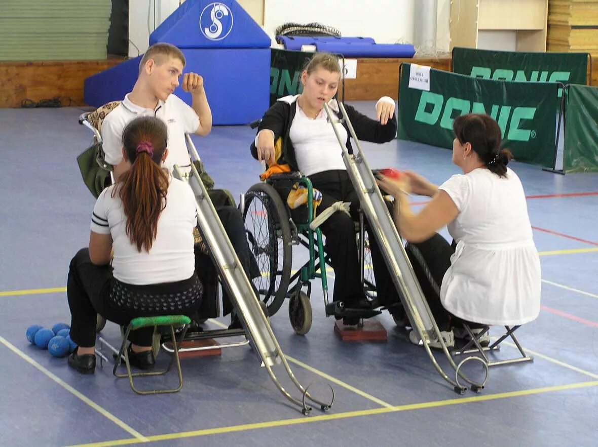 адаптивный спорт дети. игры для детей инвалидов. игры с людьми с ограниченными возможностями. игры с людьми с ограниченными возможностями. бочча паралимпийские игры.