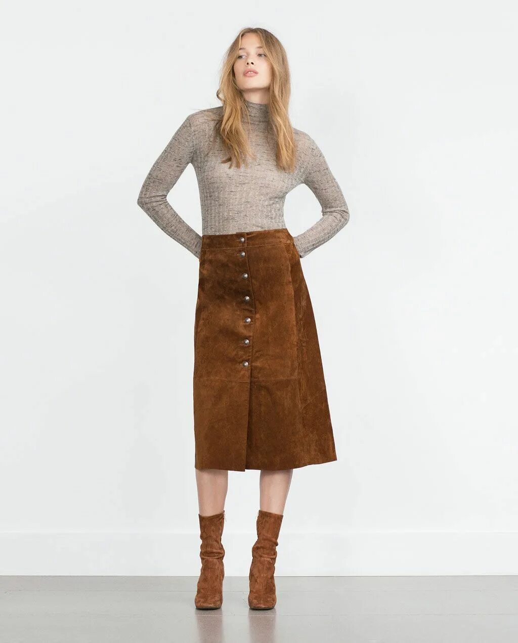 Замшевая мини юбка. Кожаная юбка zara миди. Коричневая юбка. Вельветовая юбка mng mango. Замшевая юбка трапеция.