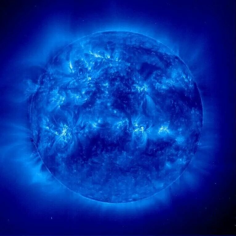 Пульсирующие белые карлики. Планета r136a1. Голубой гипергигант звезда r136a1. Синее солнце. Голубая звезда в космосе.
