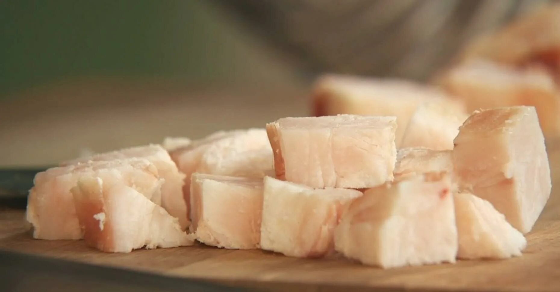 режу жир. режу жир. мелкие кусочки. шпик мелко нарезанный. режу жир.