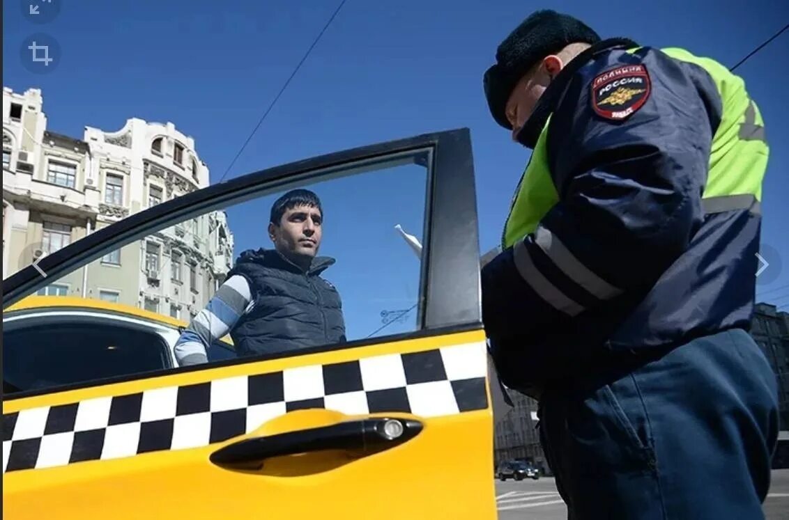 Таджикам запретили работать. Мигранты в такси. Мигранты таксисты в Москве. Мигранты в такси в Москве. Таксист в Москве.