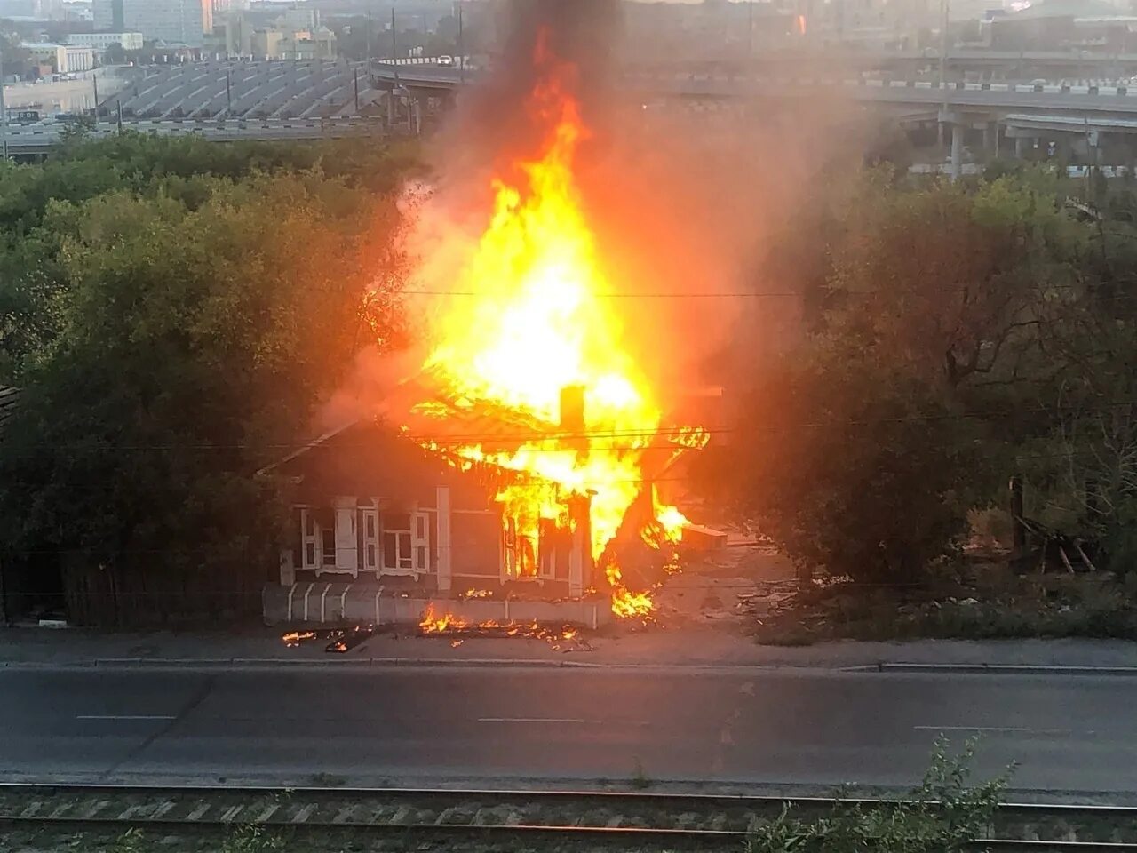 Сгоревший дом в Челябинске. Сгоревшие дома на Российской Челябинск. Горит деревянный дом. Сгоревший особняк в Челябинске.