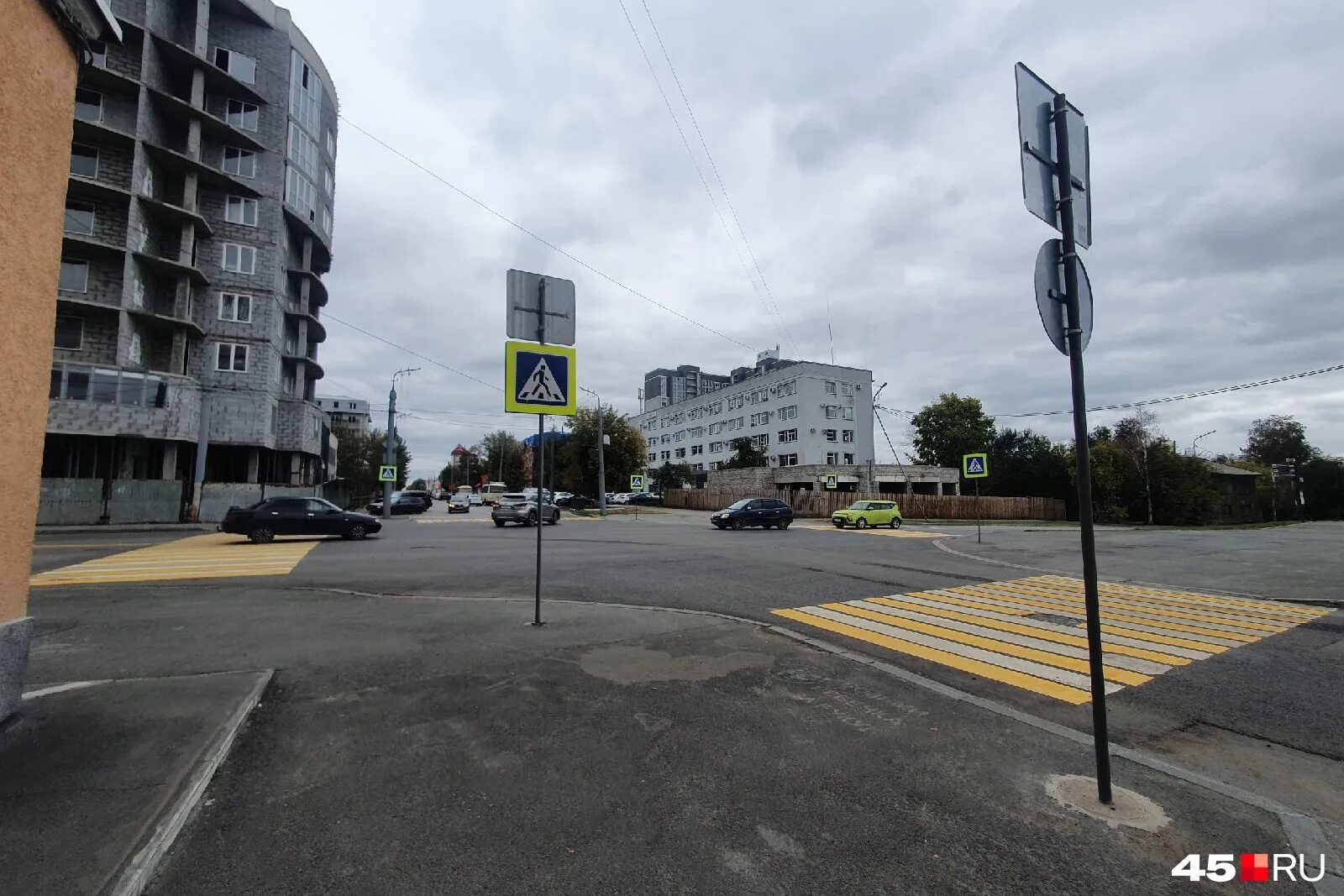 пешеходный переход. квантовый переход 2022. переход 2022. дорожное движение в городе. пешеход на переход.