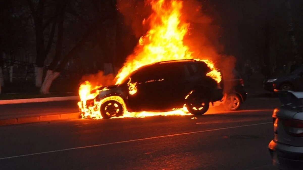 The problem starts here cars burn petrol. Горящий автомобиль. Горящая машина ночью.