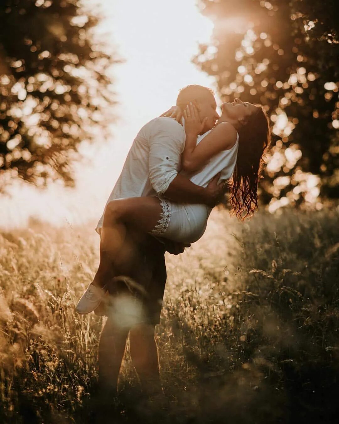 Парень с девушкой на природе. Поцелуй в парке. Занимаются любовью в лесу. Занимаются любовью в лесу. Занимаются на природе.