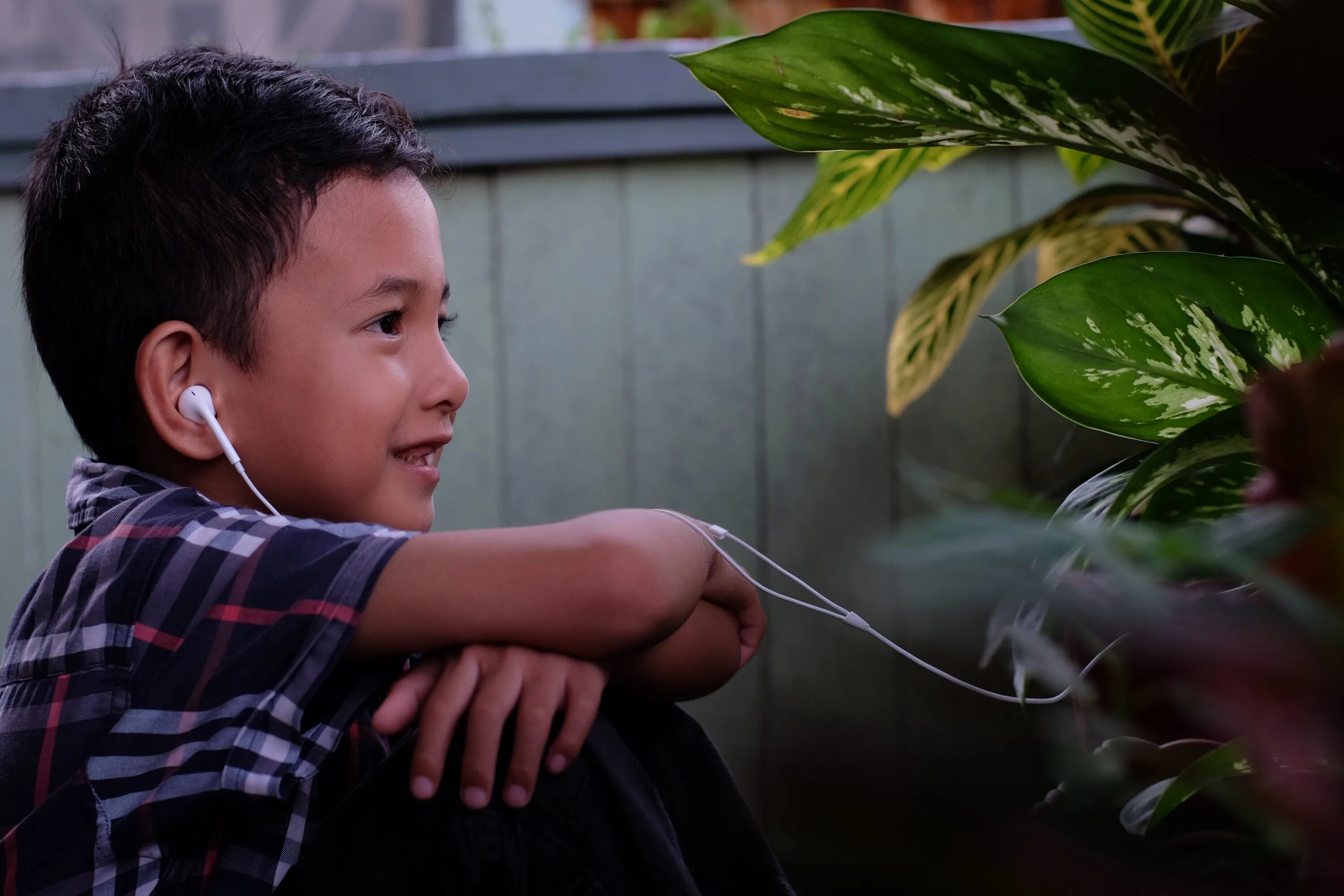 Дети слушать. Пугающий контент дети. Черный мальчик растение. Звуки природы и человек. Звуки природы для детей слушать.
