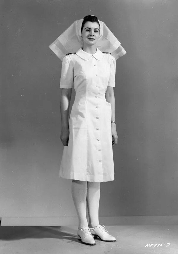 Первые советские врачи. Советская медсестра. Одежда медсестры 20 века. Форма медсестры 60 х. Старинный медицинский халат.
