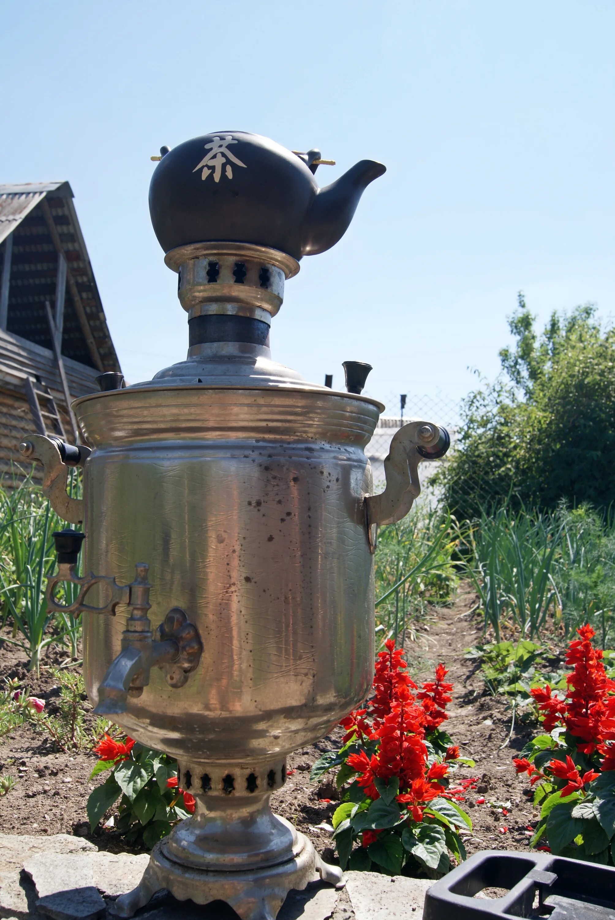 Самовар на даче. Поделка самовар. Рукомойник из самовара. Клумба из самовара. Конкурс самоваров