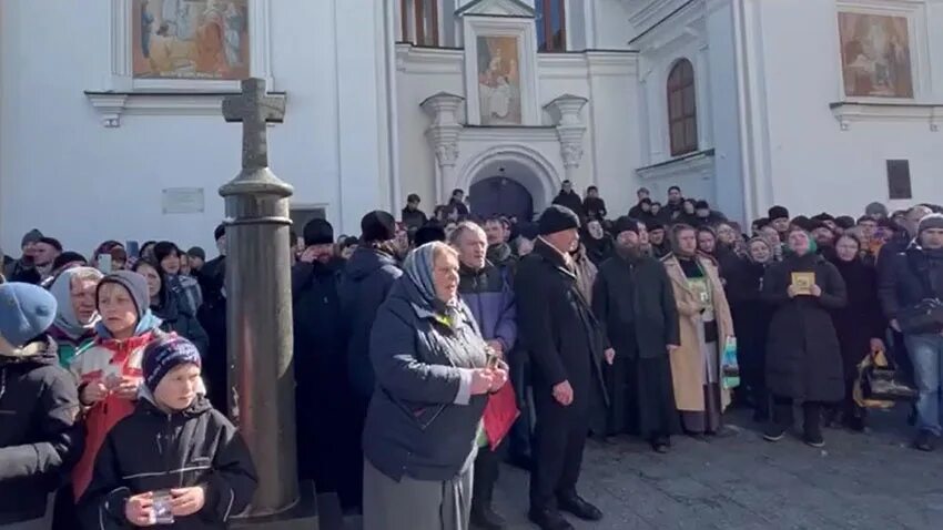 Церковь. Киево-печерская лавра пещеры мощи. Происходящее в киево печерской лавре. Захват киево печерской лавры. Киево-печерская лавра киев.