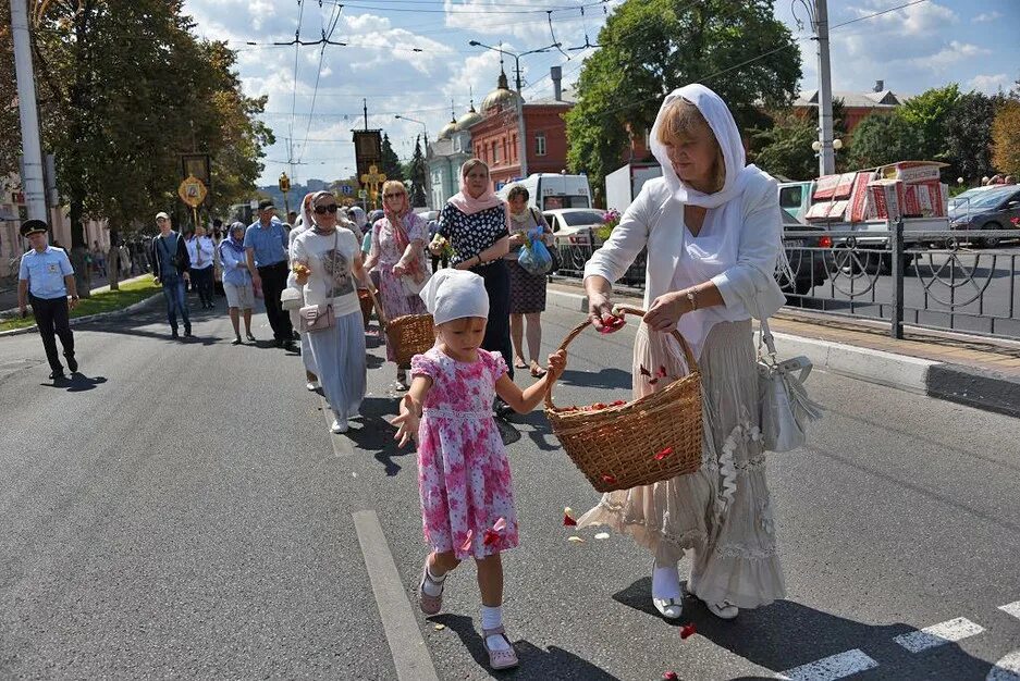 Крестный ход в белгороде сегодня во сколько. Крестный ход 19. 08.2020 Белгород. Крестный ход Белгород 1911. Крестный ход в Белгороде. Крестный ход Белгород Иосафа.