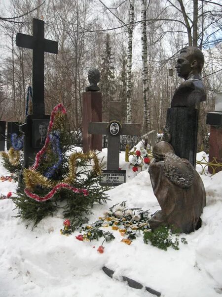 Кузьминское кладбище памятники. Кузьминское кладбище Москва могилы знаменитостей. Кузьминское кладбище могилы знаменитостей. Кузьминское кладбище могилы.